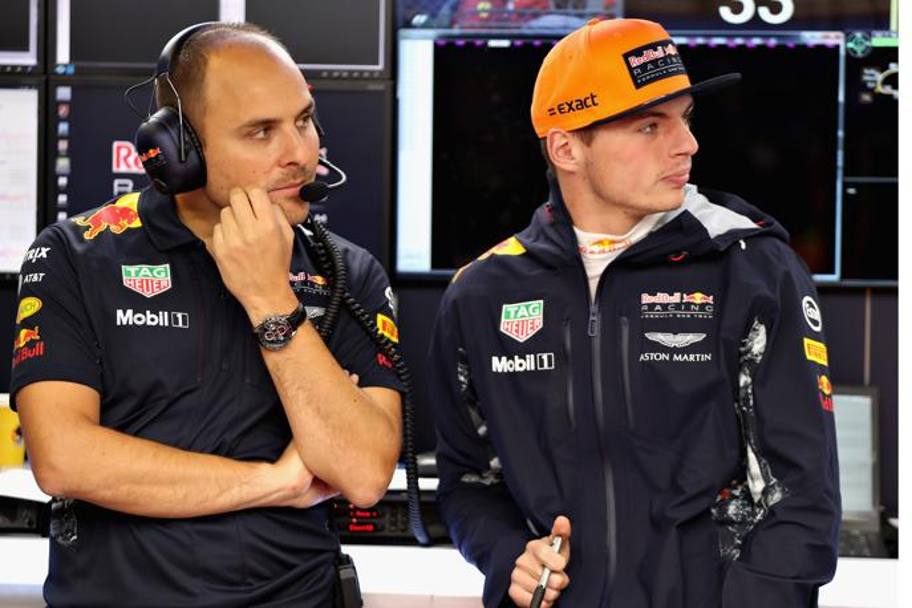 Max Verstappen con l&#39;ingegnere della Red Bull Racing Gianpiero Lambiase ai box (Getty Images)